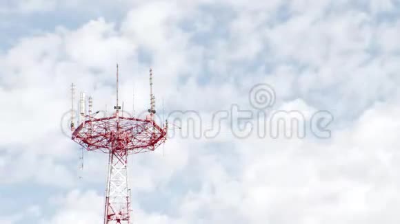 时代洛杉矶天空背景上的一座电信塔视频的预览图