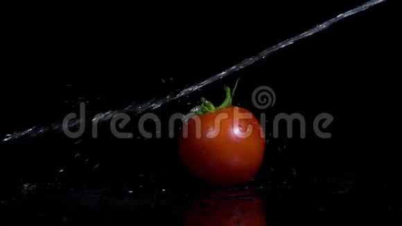 缓慢运动的番茄和喷水视频的预览图