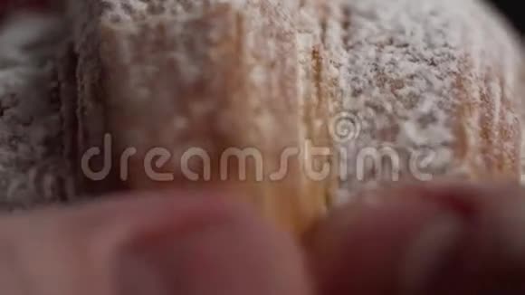 黑色背景下带有糖粉的烤角面包视频的预览图