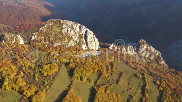 空中4k无人机秋季景观视频山区和森林视频的预览图