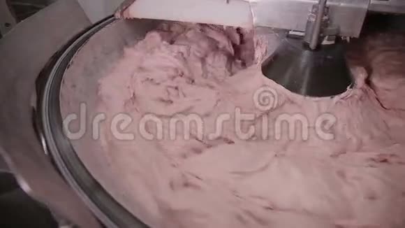肉糜的工业化生产肉糜加工机在美尔工厂工作视频的预览图