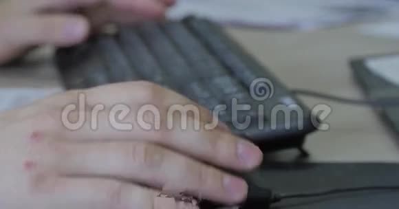 笔记本电脑键盘男性手打字的特写人在鼠标和键盘上工作在办公室里在键盘上打字点击视频的预览图