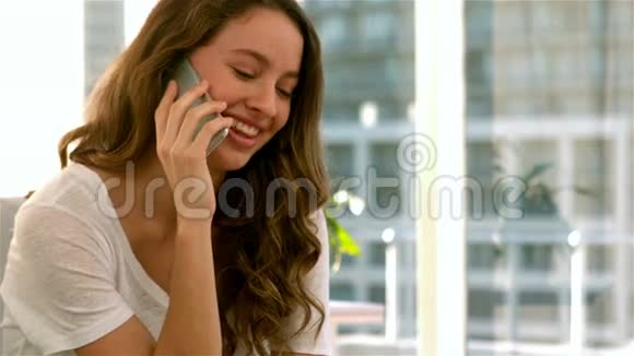 一个漂亮的女孩接电话视频的预览图