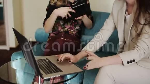 拥有笔记本电脑和计划的女友在社交网络中交流视频的预览图