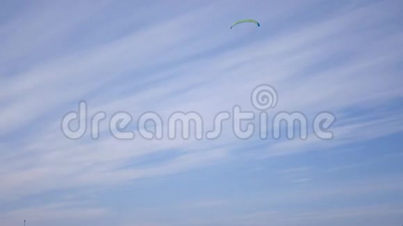 这位年轻人在天空中发射了Kitesurf抓住了风学会了管理它4K视频的预览图
