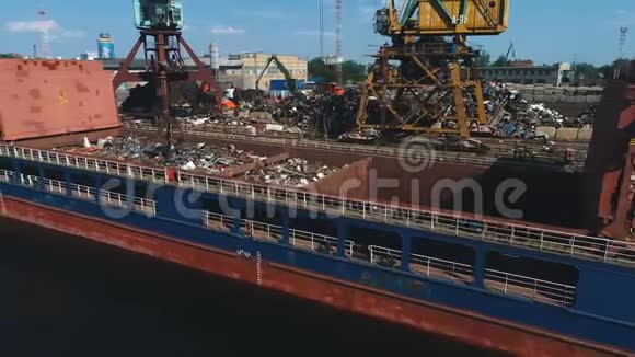 提供码头货物和船只的航空景观视频的预览图