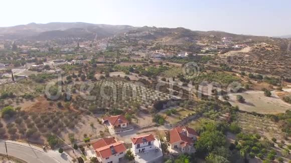 鸟瞰近山的村庄视频的预览图