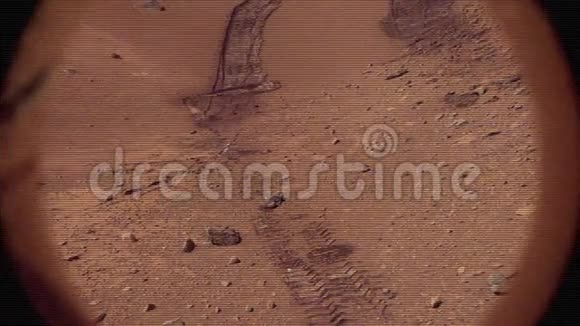 美国宇航局好奇号探测器用开关和噪音探测火星表面视频的预览图