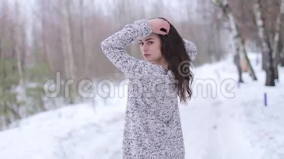 冬天穿着时髦衣服的年轻女子视频的预览图