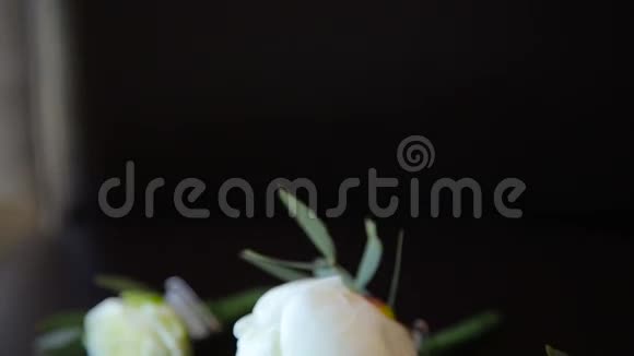黑色背景上的米色结婚玫瑰视频的预览图