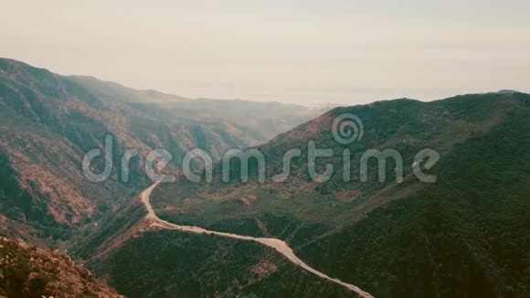 电影空中全景视频从直升机上看到马里布的山脉山路常走视频的预览图