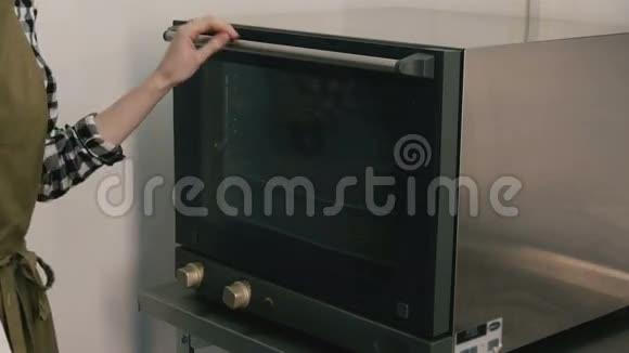 女人在烤箱里做饭视频的预览图
