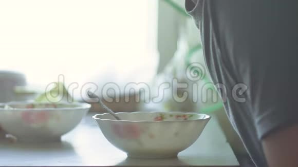 人吃热汤特写室内晚餐有烟从汤碗生活方式美味的食物视频的预览图