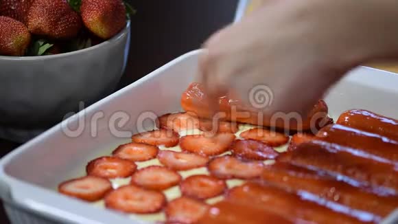 草莓提拉米苏的烹饪草莓提拉米糕视频的预览图
