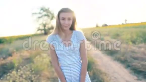 乡间小路上的年轻女子片的风格你的镜头系列视频的预览图