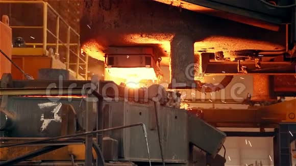 钢铁厂燃烧炉火花和闪光特写视频的预览图