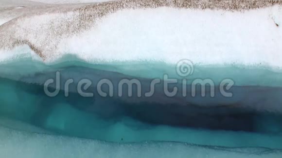 南极洲冰山和冰川中纯净透明的蓝色水视频的预览图