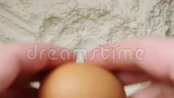 上图人类的手在面粉上扔鸡蛋视频的预览图