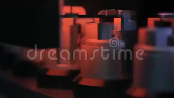 激光束激光输送机在黑暗中CPharmaceutics制药工人操作片剂水泡包装机视频的预览图