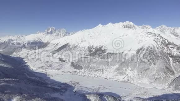 美丽的冬景雪山山谷美丽的山视频的预览图