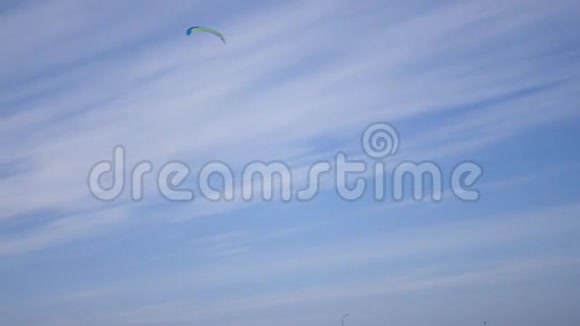 蓝天白云中的风筝飞4k视频的预览图