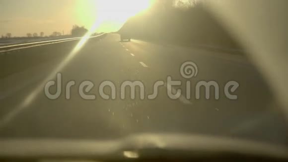 在高速公路上行驶到日落时分视频的预览图