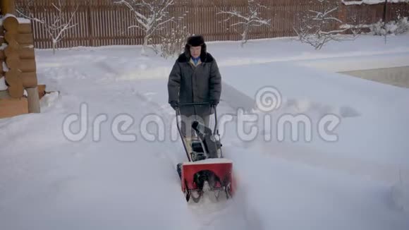 在冬天一个人清理雪后的道路除雪机视频的预览图