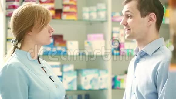 药剂师女士在化学家店为来访者提供治疗视频的预览图