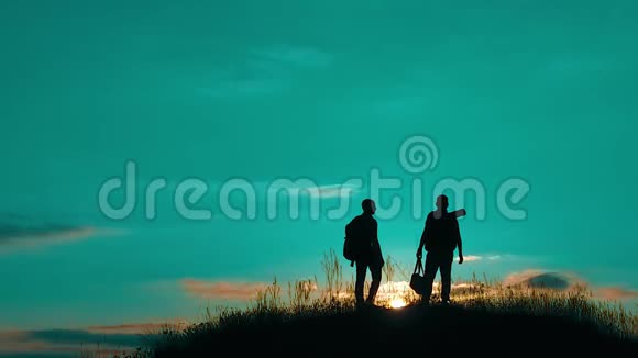 两男游客夜游人剪影去山夕阳游慢动作视频旅行成功的年轻人视频的预览图