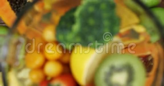 各种水果和蔬菜在搅拌机里视频的预览图