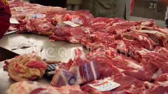 在超市里展示肉制品俄罗斯市场肉类柜台新鲜的肉在桌子上出卖人的女人视频的预览图
