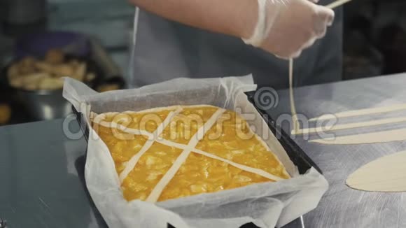 男人在厨房的桌子上准备一个水果橘子柠檬派最后的手套装饰餐厅的厨房面包店视频的预览图