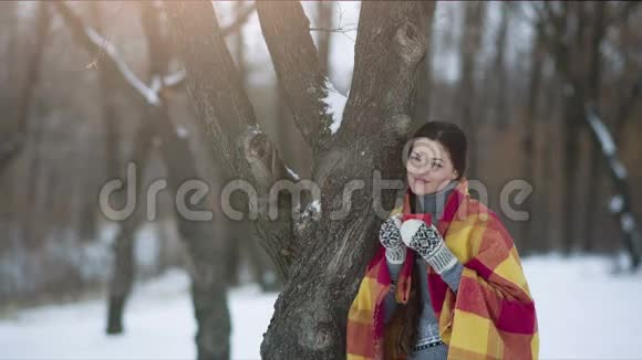 冬天公园里的女人喝着一杯茶视频的预览图