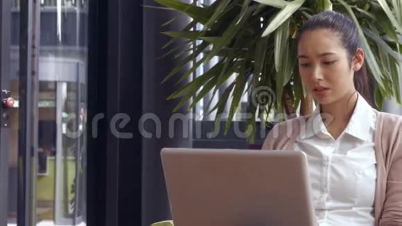 愤怒的女商人用她的笔记本电脑视频的预览图