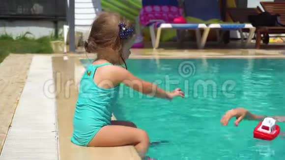 母女俩在游泳池游泳视频的预览图
