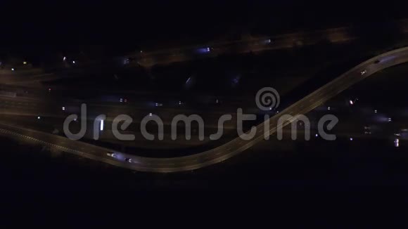 夜间用汽车和卡车高速公路的空中镜头视频的预览图