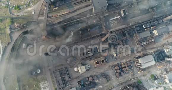 工业区顶部景观工业物体景观工厂庭院空中景观烟雾和火灾环境污染视频的预览图