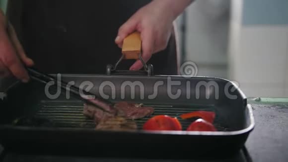 厨房的厨师用平底锅煎肉和蔬菜视频的预览图