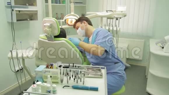 在牙医诊所做检查的小男孩病人躺在检查椅上视频的预览图