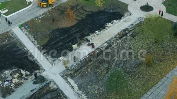 用马赛克特写法铺设铺装板道路铺装施工时间流逝视频的预览图