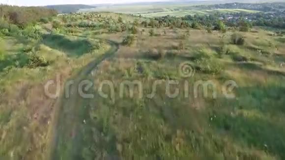 鸟瞰夕阳下的自然景观山谷里的别墅视频的预览图