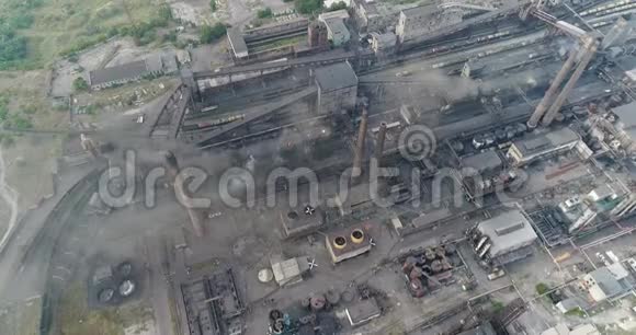 工业区顶部景观工业物体景观工厂庭院空中景观烟雾和火灾环境污染视频的预览图