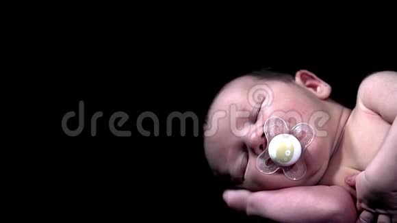 小男孩用奶嘴睡觉的近镜头视频的预览图