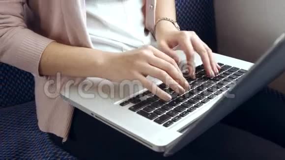 女商人在火车上用笔记本电脑视频的预览图