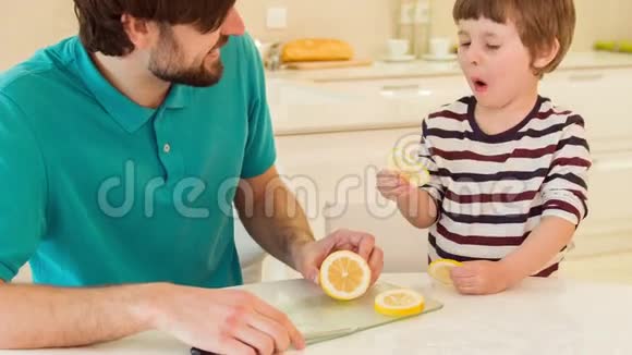 儿子和爸爸一起吃柠檬视频的预览图