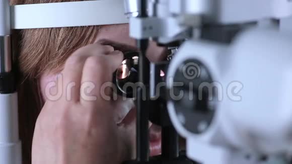 在验光师看病的女性病人当代现代医疗设备视频的预览图