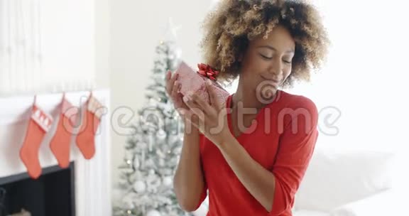 幸福快乐的年轻女人拿着圣诞礼物视频的预览图