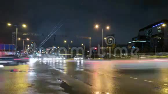 晚上在城市的十字路口视频的预览图