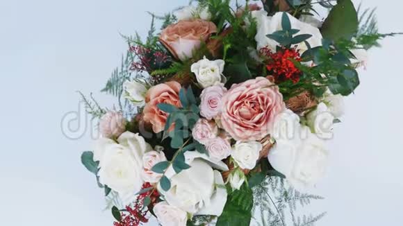 从上面看特写鲜花花束旋转包括玫瑰卡布奇诺雪花玫瑰玫瑰雅娜奶油视频的预览图