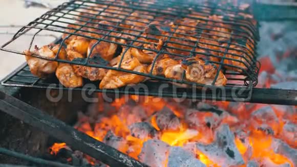 鸡串是由一位厨师在酒店的游泳池旁用蓝水煮在一个大烤架上的埃及视频的预览图